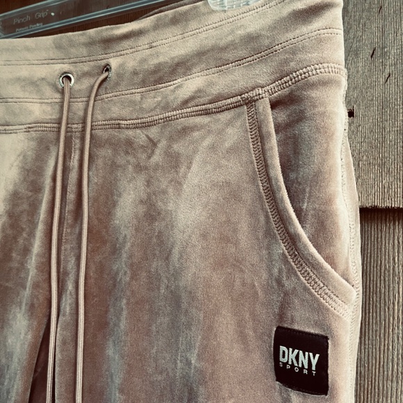 DKNY Platinum Velour Lounge Set Crewneck Sweatshirt (M) & Slim-Fit Joggers (S) - Picture 12 of 16